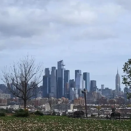 Comfy Apt With Skyline Front View Mins Away From Nyc Jersey City Exterior photo